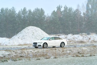 Karlı arazide gezinen araba