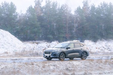 Çevre dostu hibrit arabalı kış gezintisi