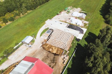 Sabah güneşi saman balyaları ve tarım arazileri üzerinde