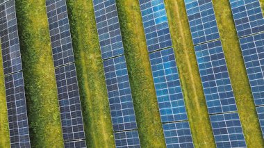 Yeşil Alandaki Güneş Panellerinin Havadan Çekimi