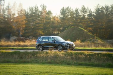 Altın saatinde şehir yolu boyunca SUV yolculuğu