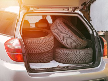 Mevsimsel değişim için lastiklerle dolu bir araba.