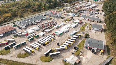 Park halindeki yarı kamyonlu lojistik merkezi