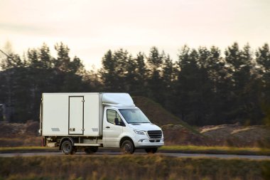 Taşıma aracı kırsal bölgeden geçiyor.