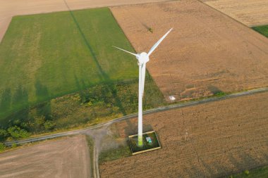 Açık bir alanda sürdürülebilir enerji rüzgar türbini