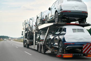 Büyük araba taşıyıcı kamyonla SUV teslimatı