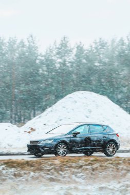 Buzlu yolda kompakt şehir arabası