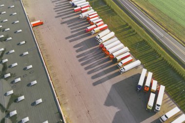 Kamyonları ve yükleme limanları olan büyük bir depo.