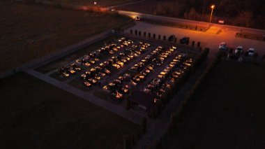 Azizler Günü 'nde Polonya geleneğini onurlandıran mumlarla aydınlatılmış mezarlar.