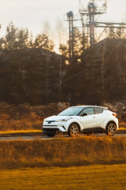 Hatchback güneşli şehir ortamında geziniyor