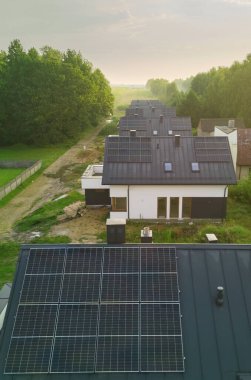 Banliyö çatılarındaki Temiz Enerji Güneş Panelleri