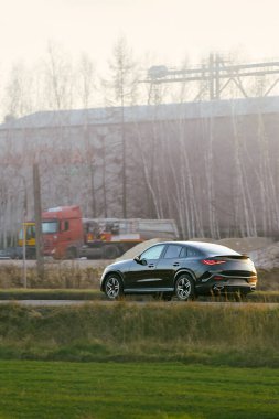 Aile arabası kırsal kesimde otoyolda gidiyor.