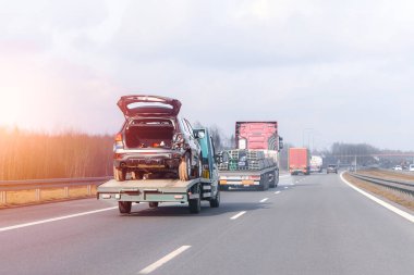 Çekici hurda araba taşıyor.