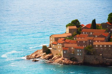 Karadağ 'daki Adriyatik Adası tatil beldesi