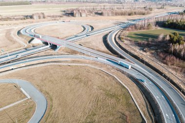 Kamyon kırsal kesimde otobanda gidiyor.