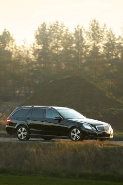 Zarif bir steyşın araba açık yolda ilerliyor.