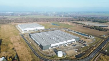 Kamyonları ve nakliye limanı olan dağıtım merkezi