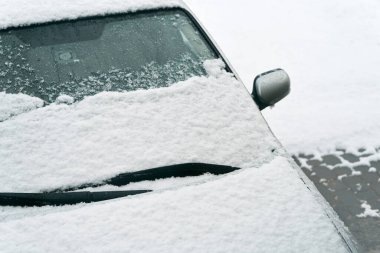Donmuş ön cam kışın kışın kırağı kaplamıştı.