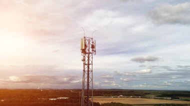 Sakin bir kır manzaralı Telekom anten kulesi.