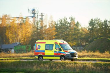 Acil durum için hızlı hareket eden ambulans.