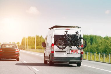 Kamp aracının arkasına bağlı bisikletler.