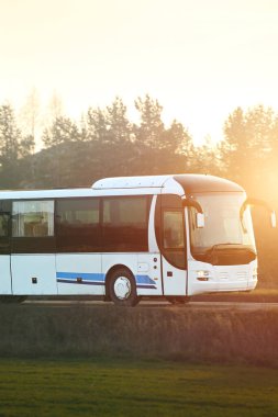 Boş yol ve hareket halinde otobüs