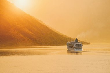 Kıyı köyü yakınlarında büyük beyaz bir gemi.