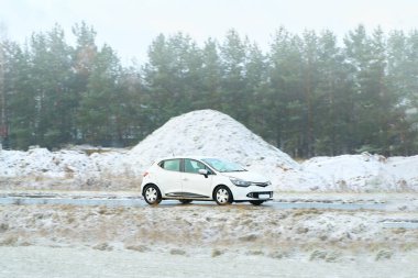 Elektrikli araç karlı arazide seyahat ediyor.