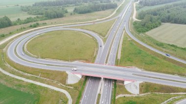 Yoğun otoyolda kamyonları olan üstgeçit.