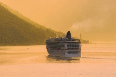 Dağların üzerinden altın ışık ve yolculuk