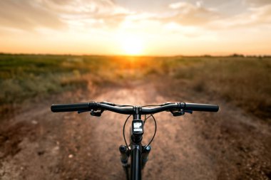 Fields and Sky yazın Dusk 'ta Bisikletle Özgürlüğü Pedallarken.