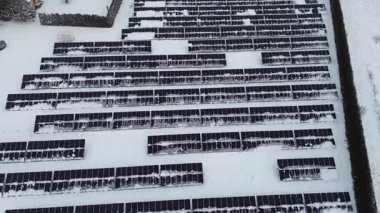 Kırsal bölgedeki yenilenebilir enerji panelleri