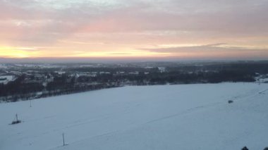 Tepe kış manzarası. Kar altında köy.