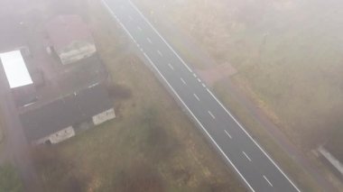 Sisli dağ yolunun dramatik hava manzarası