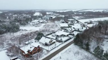 Banliyö evlerinin kış görüntüsü