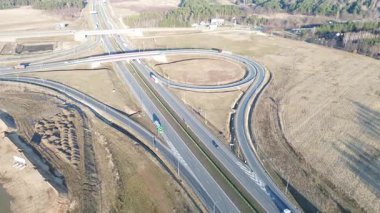 Köprüleri ve yolları olan hava manzaralı şehir otoban ağı