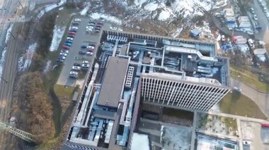 Çatıda kompresörleri olan soğutma sistemi