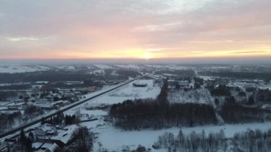 Kar Kaplamalı Ağaçların Arasında Manzaralı Kış Yolu
