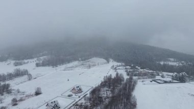 Barışçıl karlı kırsal hava manzarası