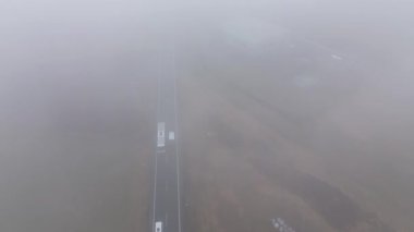 Banliyö yolları ve evleri üzerinde sonbahar sisi çöküyor