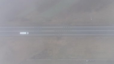 Boş yollar ve yoğun sabah sisinde evler.