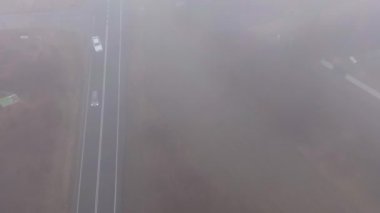 Otobanın havadan üst görüntüsü düşük görüş mesafesinde