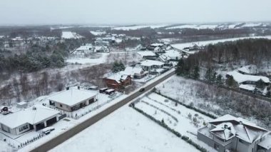Evleri ve karlı çatıları olan donmuş bir köy.