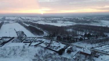 Ayrı evleri olan sakin bir kış köyü.