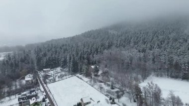 Kar ve buzla kaplı görkemli dağ manzarası