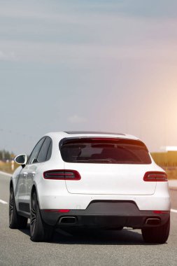 Alman orta boy lüks SUV boş yolda gidiyor..