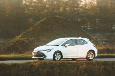 Manzaralı kır gezisinde modern araba