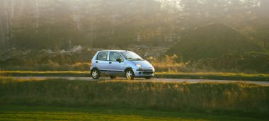 Çevreye duyarlı araç kırsalda seyahat ediyor.
