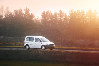 Aile minivanı kırsal bölgeye doğru gidiyor.