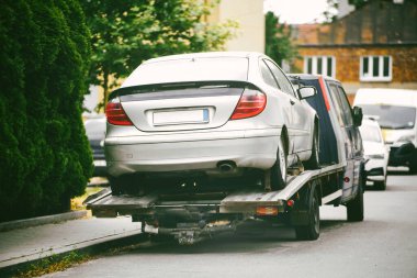 Çekici şehir bölgesinde bozuk araba taşıyor.